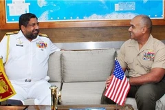 Chuẩn Tướng Brian W. Cavanaugh thảo luận với Tư lệnh hải quân Sri Lanka Wijegunaratne. (Nguồn: colombopage.com)