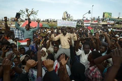 Hàng nghìn người biểu tình tập trung bên ngoài tổng hành dinh của quân đội Sudan ở Khartoum ngày 14/4. (Ảnh: AFP/TTXVN)