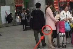 Kẻ biến thái chụp ảnh các cô gái mặc váy ngắn. (Nguồn: shanghaiist)