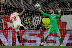 De Gea cản phá thành công cú đánh đầu cận thành của Muriel. (Nguồn: Reuters)