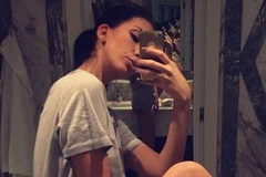 Aleexandra đang định bán trinh tiết để giúp cho mẹ. (Nguồn: Daily Mail)