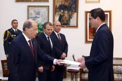 Đại sứ Đỗ Hoàng Long trình Thư ủy nhiệm của Chủ tịch nước lên Tổng thống Liban Michel Aoun. (Ảnh: Nguyễn Trường/Vietnam+)