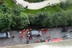 Lực lượng chức năng và nhân viên cứu hộ làm nhiệm vụ tại hiện trường vụ đâm xe vào các binh sỹ ở Levallois-Perret ngày 9/8. (Nguồn: AFP/TTXVN)