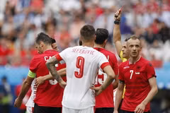 Cana là cầu thủ đầu tiên phải nhận thẻ đỏ ở EURO 2016. (Nguồn: Reuters)