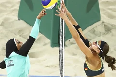 Tuyển thủ Ai Cập (trái) đã quyết định trung thành với trang phục truyền thống là khăn trùm đầu hijab. (Nguồn: Reuters)