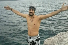 Một tấm hình chụp cho thấy Mehtr đứng trong tư thế người chiến thắng trên bờ biển. (Nguồn: independent)