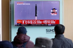 Người dân theo dõi vụ phóng tên lửa của Triều Tiên qua TV. (Nguồn: Reuters)