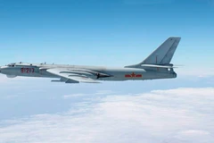 Máy bay ném bom H-6K. (Nguồn: Reuters)