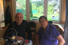 Ông Yuri Alimov và tác giải bài viết. (Ảnh: Vietnam+)