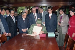Đàn đại biểu Đảng và Nhà nước Cuba do Chủ tịch Phidel Castro Ruz dẫn đầu đến đặt vòng hoa vào Lăng viếng Chủ tịch Hồ Chí Minh thăm nơi ở và làm việc của Người. (Ảnh: Minh Điền/TTXVN)