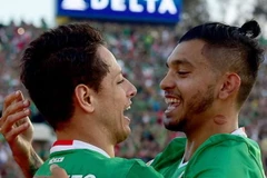 Chicharito (trái) ghi bàn, đưa Mexico vào tứ kết Copa America. (Nguồn: Getty Images)