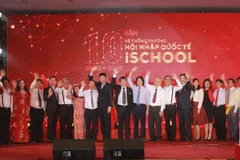 Tập thể Ban lãnh đạo Hệ thống iSchool và các trường.