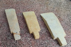 Đá người dân nghi là cổ vật thời tiền sử nên báo cho cơ quan chức năng. (Ảnh: K GỬIH/TTXVN)