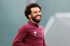 Mohamed Salah thoải mái trước trận đại chiến Liverpool vs PSG. (Nguồn: The Sun)