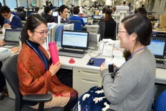 Nhân viên thuộc Bộ Môi trường Nhật Bản mặc quần áo giữ nhiệt khi làm việc nhằm hưởng ứng chiến dịch "Warm Biz" ngày 1/11. (Nguồn: Kyodo/TTXVN)