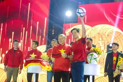 HLV Park Hang-seo tặng công ty Bia Saigon quả bóng với chữ kí các cầu thủ.