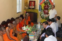 Hình ảnh Chủ tịch Ủy ban MTTQ Nguyễn Thiện Nhân thăm, chúc Tết Chôl Chnăm Thmây tại Hội Đoàn kết sư sãi yêu nước tỉnh Sóc Trăng. (Ảnh: Trung Hiếu/TTXVN)