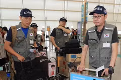 Đội cứu trợ thảm họa Hàn Quốc tại sân bay Incheon trước khi lên đường tới Lào ngày 26/7. (Ảnh: EPA/TTXVN)