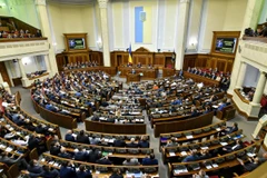 Toàn cảnh một cuộc họp Quốc hội Ukraine tại Kiev. (Ảnh: AFP/TTXVN)