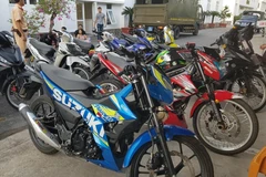 Cảnh sát thu giữ xe của các đối tượng.