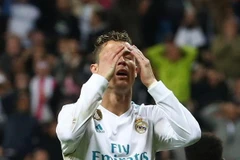 Ronaldo tiếc nuối sau khi dứt điểm vọt xà ngang. (Nguồn: Getty Images)