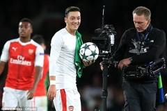 Oezil lần đầu lập hat-trick. (Nguồn: Daily Mail)