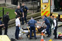 Một nạn nhân được cấp cứu tại hiện trường vụ tấn công. (Nguồn: Getty Images)