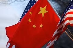 Quốc kỳ của hai nước Mỹ và Trung Quốc. (Nguồn: sputnik)