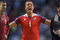 Halldorsson khiến Ronaldo và Messi phải bất lực.