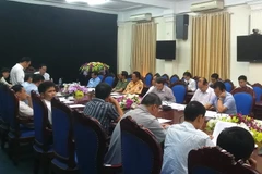 Chủ tịch Ủy ban Nhân dân tỉnh Hòa Bình Nguyễn Văn Quang chủ trì cuộc họp. (Ảnh: Nhan Sinh/TTXVN)