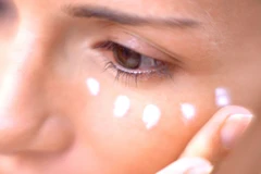 Mọi người nên đặc biệt chú ý đến vùng mí mắt khi sử dụng bất kỳ loại kem có SPF nào.