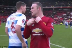 Rooney muốn đổi áo với Evans. (Nguồn: Daily Mail)