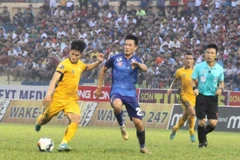CLB Thanh Hóa (áo vàng) có chiến thắng đầu tay tại V-League 2019. (Ảnh: Trịnh Duy Hưng/TTXVN)