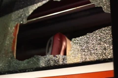 Kính xe chở đội tuyển Indonesia bị ném vỡ. (Nguồn: fourfourtwo.com)