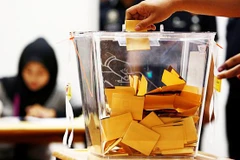 Cử tri Malaysia bỏ phiếu tại một điểm bầu cử ở Pekan, bang Pahang ngày 9/5. (Nguồn: THX/TTXVN)