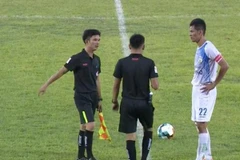 Nguyễn Văn Quân (áo trăng bị đình chị thi đấu hết lượt đi giải hạng Nhất quốc gia.