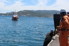 Tàu SAR27-01 cập cảng Nha Trang. (Ảnh: Phan Sáu/TTXVN)