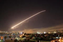 Vệt sáng trên bầu trời Damascus sau khi Mỹ và các đồng minh phương Tây tấn công một số mục tiêu ở thủ đô Syria. (Nguồn: AP/TTXVN)