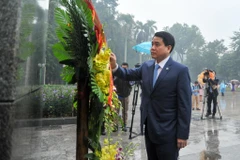 Đoàn đại biểu thành phố Hà Nội do ông Nguyễn Đức Chung, Chủ tịch Ủy ban Nhân dân thành phố Hà Nội dâng hoa tại tượng đài V.I. Lenin ở Vườn hoa Chi Lăng. (Ảnh: Minh Sơn/Vietnam+)