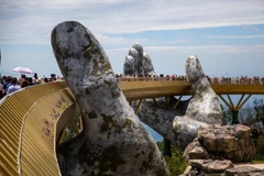 Cầu Vàng được hai bàn tay khổng lồ nâng đỡ nằm trên khu nghỉ dưỡng Bà Nà Hills ở Đà Nẵng. (Ảnh: Trọng Đạt/TTXVN)