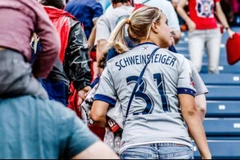 Cổ động viên mặc áo đấu có tên Schweinsteiger khi đến cổ vũ anh tập luyện. 