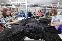 May hàng xuất khẩu tại Công ty may 10. (Ảnh: Trần Việt/TTXVN)