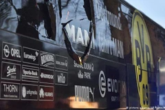 Chiếc xe chở các cầu thủ Dortmund bị đánh bom. (Nguồn: AP)