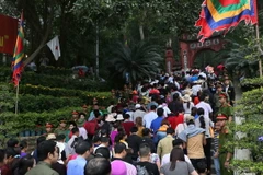 Đông đảo du khách thập phương lên dâng hương trên Đền Thượng. (Ảnh: Thành Đạt/TTXVN)