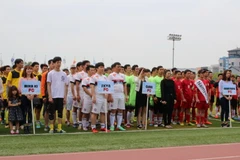 Các đội tham dự giải bóng đá gây quỹ từ thiện. (Ảnh: Phạm Duy/Vietnam+)