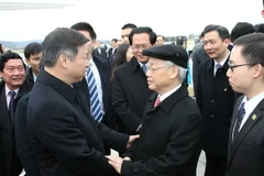 Trưởng Ban Liên lạc Đối ngoại Trung ương Đảng Cộng sản Trung Quốc Tống Đào tiễn Tổng Bí thư Nguyễn Phú Trọng tại Sân bay Quốc tế Tiêu Sơn Hàng Châu, tỉnh Chiết Giang. (Ảnh: Trí Dũng/TTXVN)