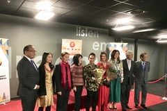 Đại sứ Việt Nam chụp ảnh chung với các đại sứ ASEAN và các diễn viên tại lễ khai mạc. (Nguồn: Đại sứ quán Việt Nam tại Hà Lan)