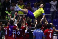 Cầu thủ Iran công kênh ngôi sao của Brazil Falcao sau trận đấu. (Nguồn: Getty Images)