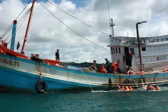 Lực lượng Biên phòng Xà Lực cùng Hải đội 2 diễn tập cứu hộ, cứu nạn trên biển. (Ảnh: Lê Sen/TTXVN)