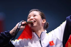 Dương Thúy Vy trên bục nhận HCV SEA Games 29.
